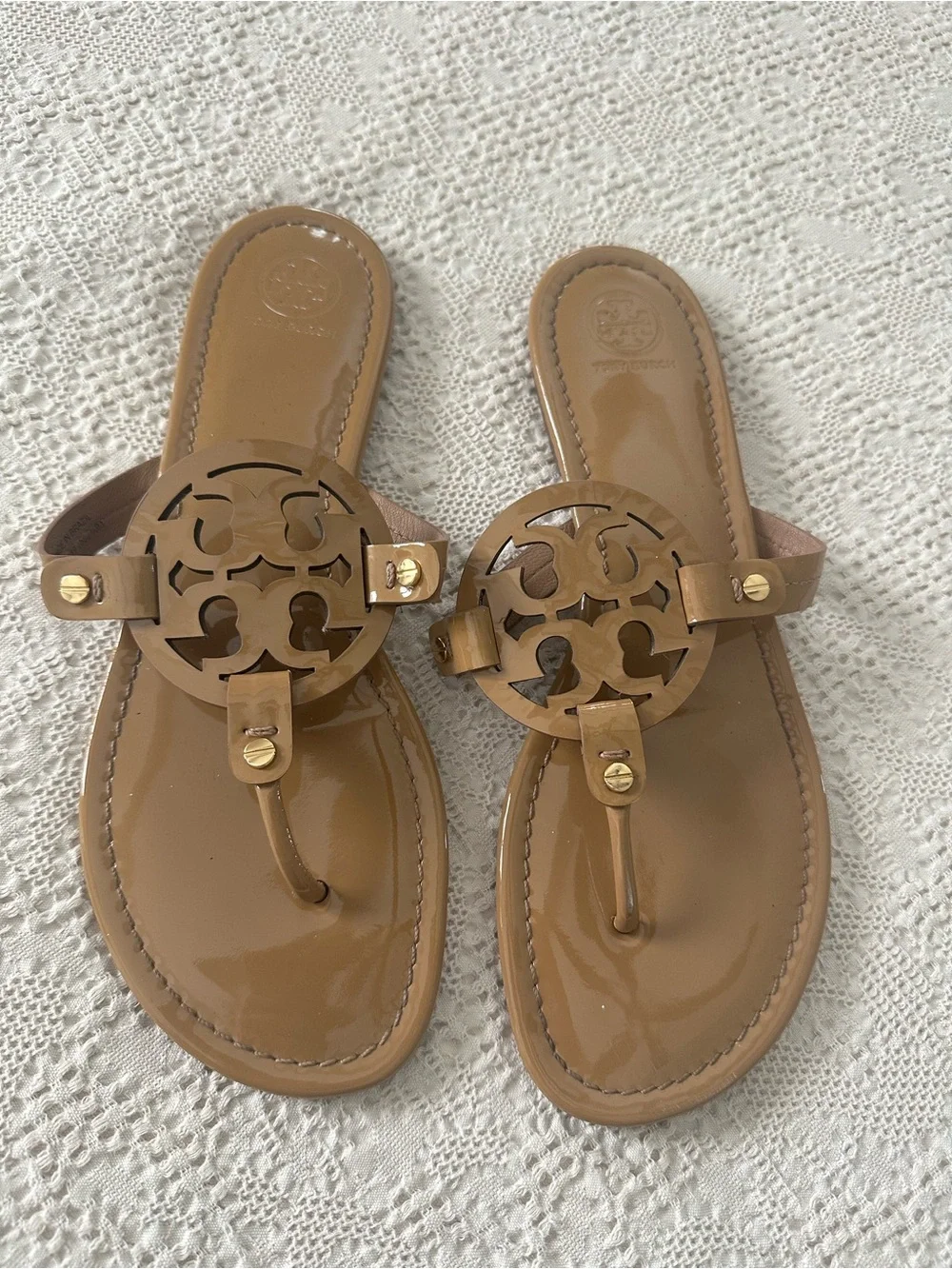 Tory Burch Patent Miller Logo Toe-Thong Sandals in Camel - Picture 2 of 14
